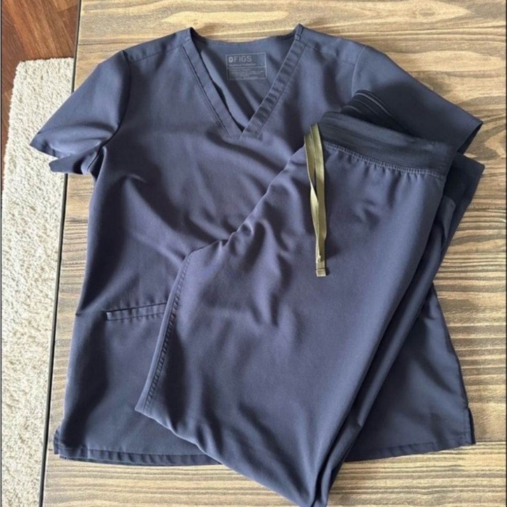 💚FIG’s Limited Edition Quiet Navy Scrub Set! PRICE FIRM💙